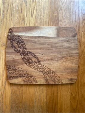 NWOT Acacia Wood Cutting Board with  Hawaiian Pikake Lei Flowers